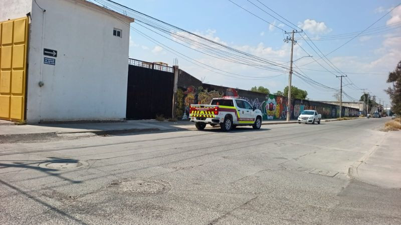 Columna de humo alerta a vecinos por incendio en taller de tractocamiones en Celaya